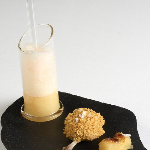 Stuzzichino: Selz di succo d’ananas con Campari e zenzero, aletta di pollo con cramble salato, mela caramellata - Piatti: Stuzzichino