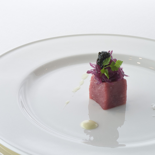 Cubo di carne di Boves, caviale, salsa alla lemon-grass e cipolla rossa
marinata - Piatti: Cubo di carne di boves