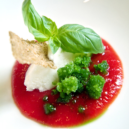 La caprese rivisitata è uno spasso del gusto e del cervello perché il cliente si aspetta un normale piatto di mozzarella, pomodoro e basilico, mentre a tavola si ritrova una crema di pomodoro dolce, un gelato alla mozzarella e una granita di basilico - Piatti: Caprese