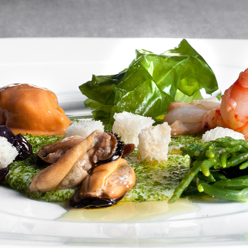 Un cuscino di ricotta vaccina, un tè di alghe secche (lattuga e la “rossa” dal golfo di Trieste, la salicornia dalla laguna tra Grado e Lignano), mazzancolle da Grado, cozze da Trieste, ricci di mare dalla punta istriana - Piatti: Secondo di mare
