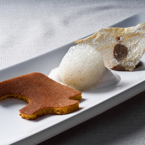 Il dessert che Federica Massaro ha dedicato a Tatsuya Iwasaki, precedente pasticciere 'Agli Amici'. Al mio posto c’era un giapponese: biscotto Dorayaki, cremoso di cioccolato al latte e tè verde con croccante di juba - Piatti: Biscotto dorayaki
