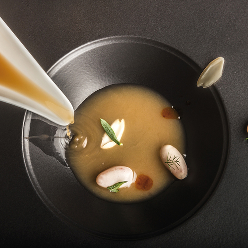 Finte mandorle create con il latte di mandorle gelificato, la polpa delle Chele degli scampi e una bisque da trasporto epidermico - Piatti: Mandorle e scampi
