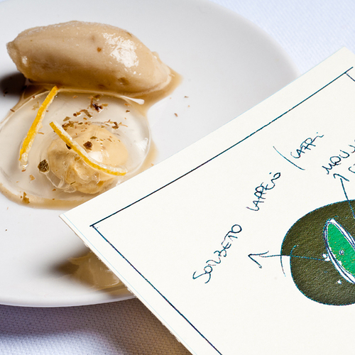 Il 'Raviolo di Moscato' è l’assaggio finale del dolce 'Riflessioni … ironiche sul cioccolato'. È un’invenzione di Federico, figlio neopasticciere dello chef Gianni D'Amato. Il piatto è composto da un trasparente raviolo di Moscato, ripieno di mousse al cioccolato e caffè, poi limone disidratato e un magico sorbetto al cappero con acqua delle ostriche - Piatti: Raviolo di moscato
