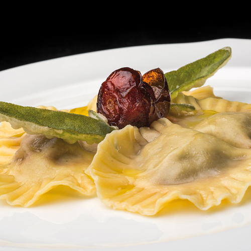 Ravioli di cacciucco con crema d’aglio cotto nel latte e salvia e pomodorini fritti - Piatti: Ravioli di caciucco