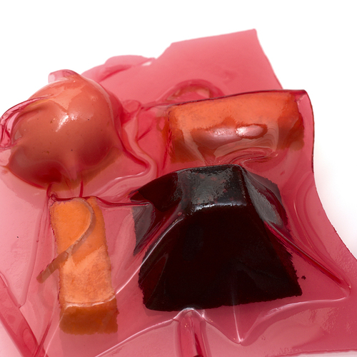 Nel piatto 'Caldo e freddo di zuppa inglese', una volta destrutturata e divisa in parti calde e fredde, la gelatina di alchermes ha il compito di collegare e coprire gli ingredienti come un lenzuolo - Piatti: Caldo e freddo di zuppa inglese