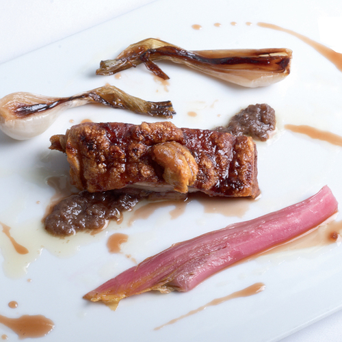 Maialino da latte, alici del Cantabrico e cipollotti caramellati - Piatti: Maialino da latte