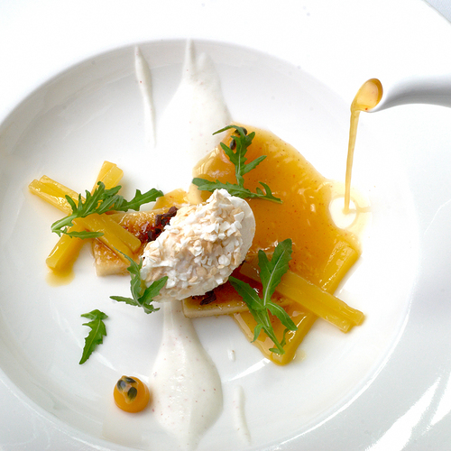 Zuppa al frutto della passione, gelato di yogurt, pepe rosa e banana caramellata - Piatti: Zuppa di frutto della passione