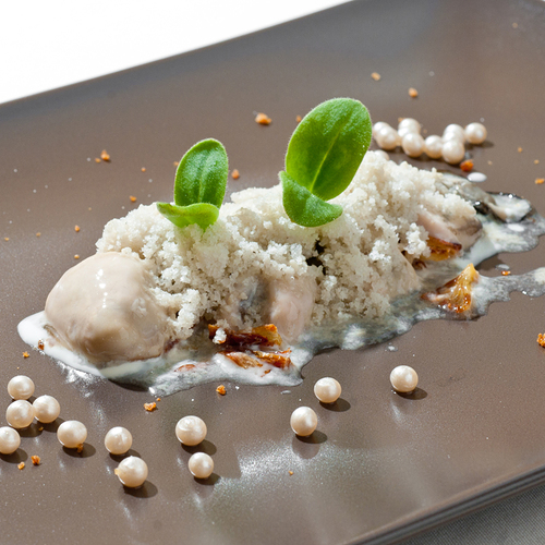 Ostrica con panna acida, scalogno e caramello al lampone - Piatti: Ostrica con panna acida