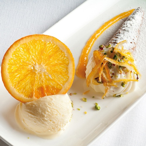 Cornucopia, cialda di cannolo ripiena di ricotta, marmellata d’arance e gelato al vecchio Samperi - Piatti: Cornucopia