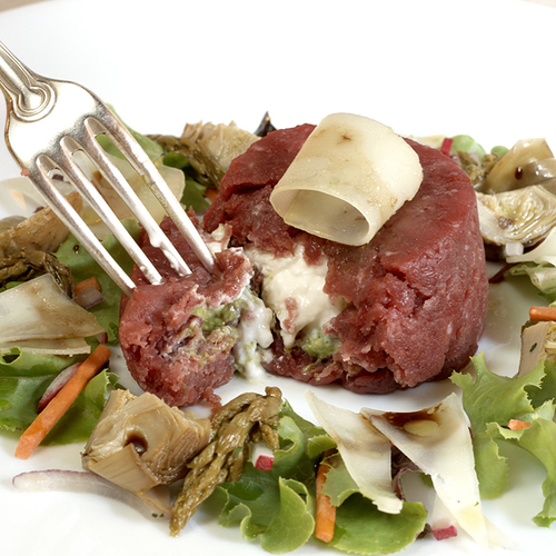 Tartare di 'Manzetta Maremmana' con cuore di burrata e scaglie di pecorino - Piatti: Tartare di manzetta