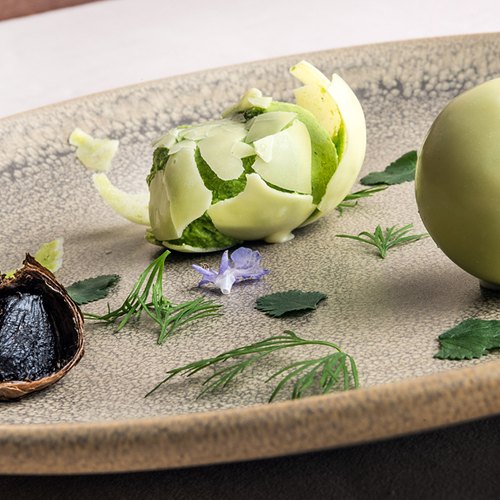  Sfera di burro di cacao ripiena di salsa morbida di pane ed erbe, lumache brasate, aglio nero fermentato  - Piatti: Lumache, burro, erbe e aglio nero - Oldani -