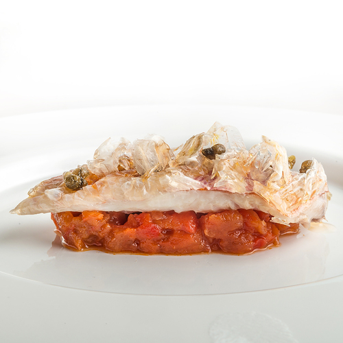  Composta di pomodoro cotta in forno, triglia di scoglio glassata in olio e squame croccanti, capperi disidratati  - Piatti: Triglia squame croccanti 2 - Oldani -