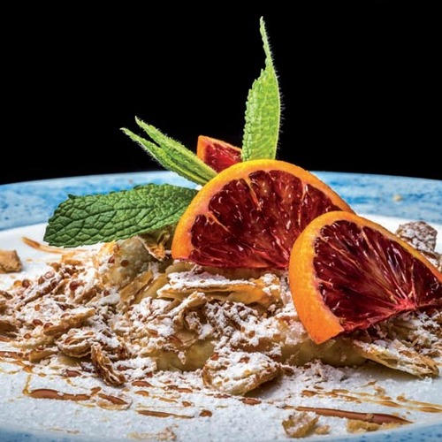 Millefoglie con crema pasticcera e caramello. Anche in un ristorante come La Pineta non manca la millefoglie, perché i dolci classici non si possono perdere nell’oblio - Piatti: Millefoglie con crema pasticcera e caramello