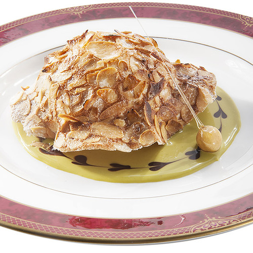  - Piatti: Cupola di mandorle con bavarese alla nocciola e salsa al pistacchio