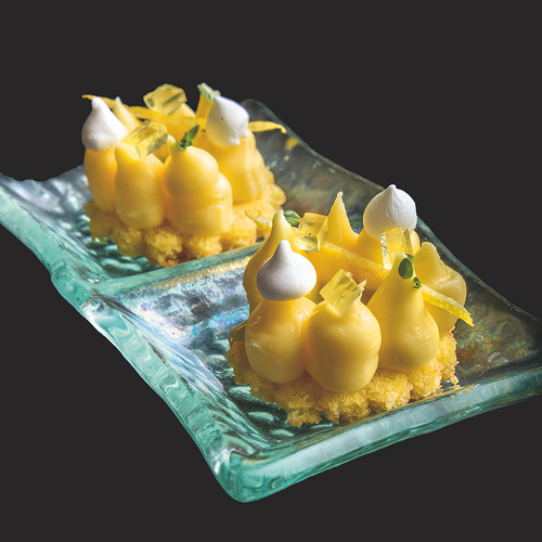 Biscotto soffice di mandorla con crema al burro e limone, gelo di limone, meringa di limone, filetti di buccia di limone candito, salsa di timo al limone e miele di fiori di zagara, sorbetto alle erbette citriche - Piatti: Sichilia