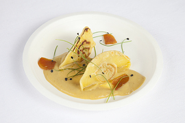 Andrea Fusco - Agnolotti alla piastra di patate e asparagi con bottarga e crema di cavolfiore con curcuma, paprica dolce, cumino e rafano