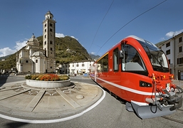 Il trenino reziano tra Albula e Bernina foto RhB