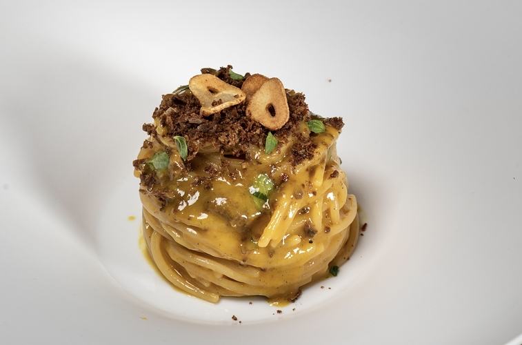 Ricetta: Spaghetti ajo, ojo e peperone giallo con polvere di oliva Itrana di Adriano Magnoli