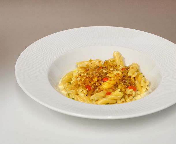 Ricetta: Fusilloni, aglio, peperoncino e pane profumato al limone