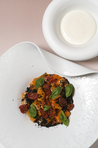Ricetta: Mezzi rigatoni, datterini confit e polvere di olive nere di Alberto Berani