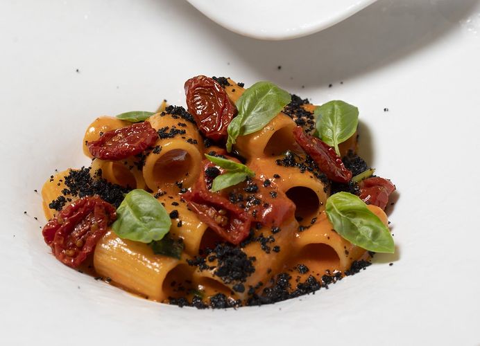 Ricetta: Mezzi rigatoni, datterini confit e polvere di olive nere di Alberto Berani