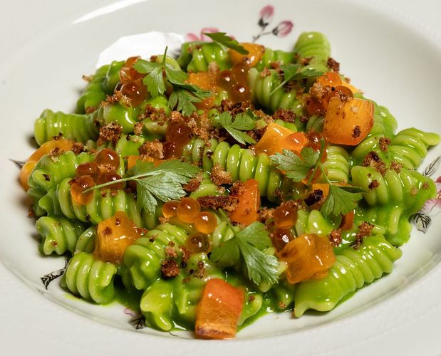 Ricetta: Fusilli al pesto di levistico, caco mela e uova di trota alpina di Fabio Pellicardi
