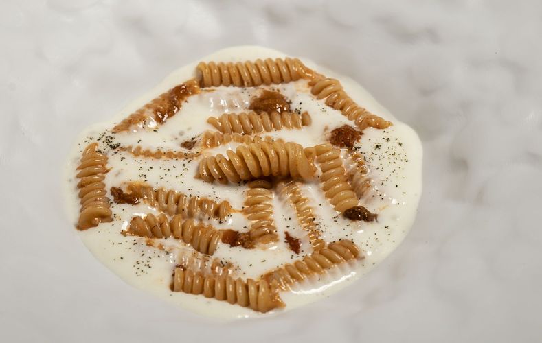 Ricetta: Fusilli cacio, erbe pepate e ricci di mare di Gianmarco Frasacco