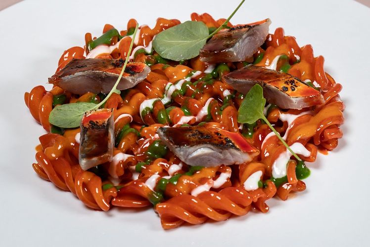 Ricetta: Fusilloni, peperone rosso, spinacino e sgombro marinato di Alessandro Marata