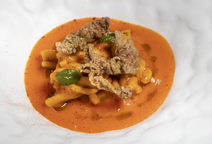 Ricetta: Fusilloni in crema di carote BBQ, colatura di alici e calamari spillo fritti